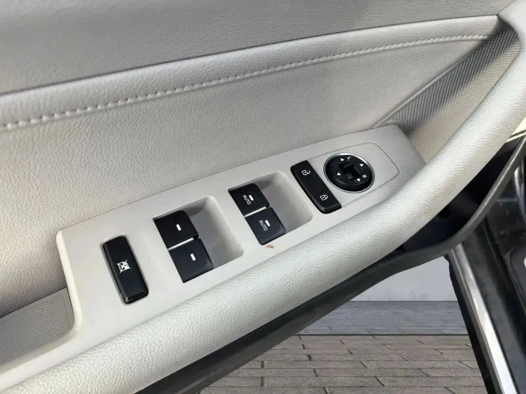 More photos of 2017 Hyundai Sonata Plug-in Hybrid Limited Sedan 4D at Drive N-Motion Thornton, CO