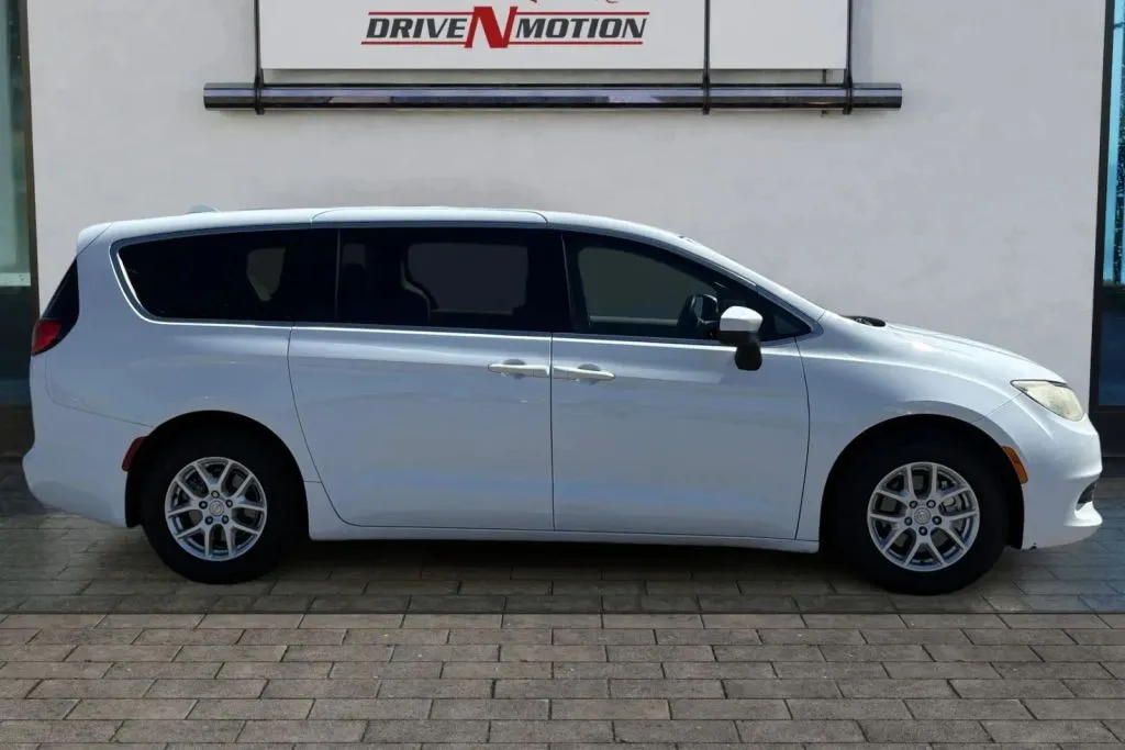 Another view of 2017 Chrysler Pacifica LX Minivan 4D for sale in Thornton, CO at Drive N-Motion Thornton