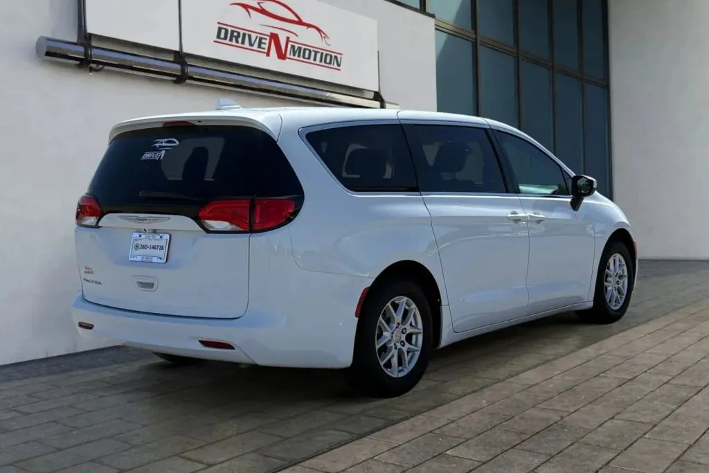More photos of 2017 Chrysler Pacifica LX Minivan 4D at Drive N-Motion Thornton, CO