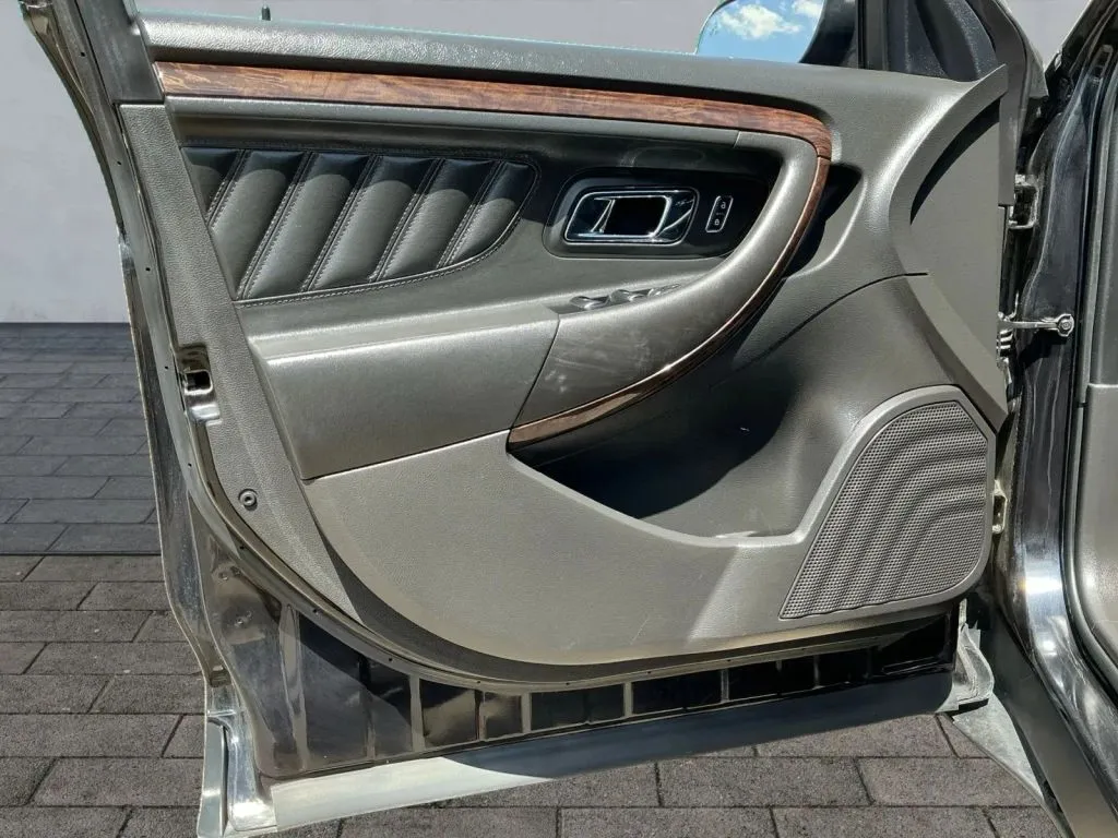 Ford Taurus photo 10