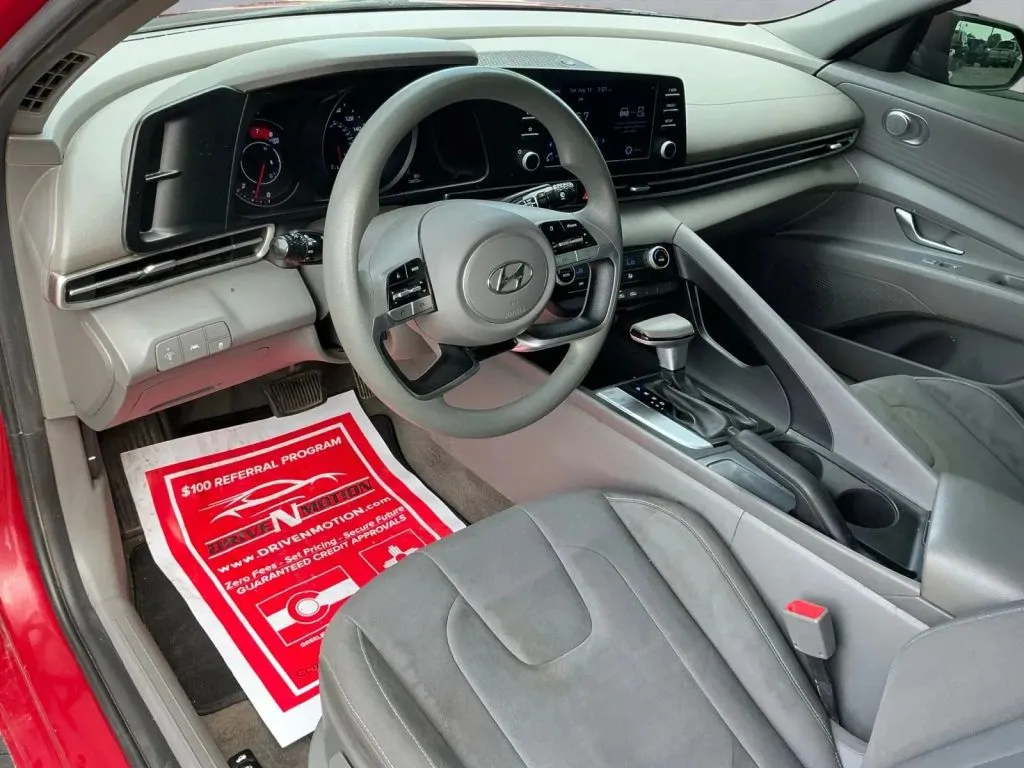 Hyundai Elantra photo 13