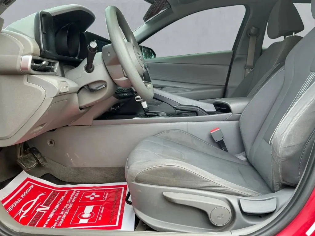 Hyundai Elantra photo 12