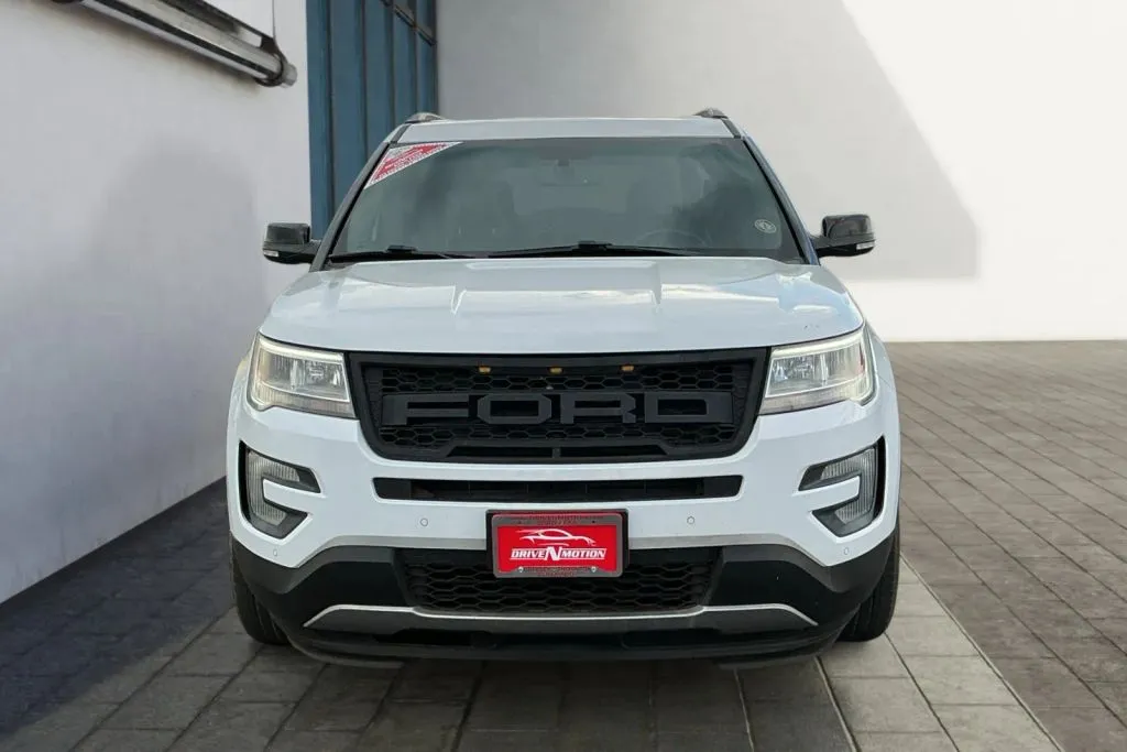 Ford Explorer photo 8