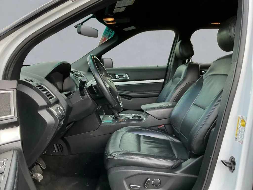 Ford Explorer photo 12