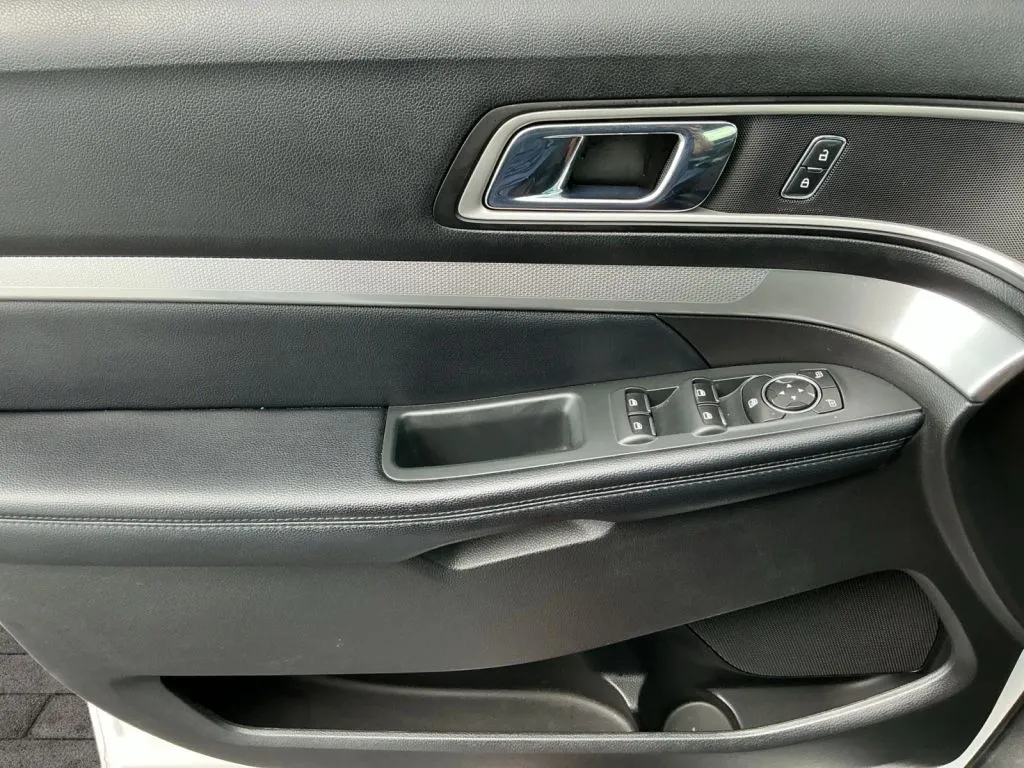 Ford Explorer photo 10