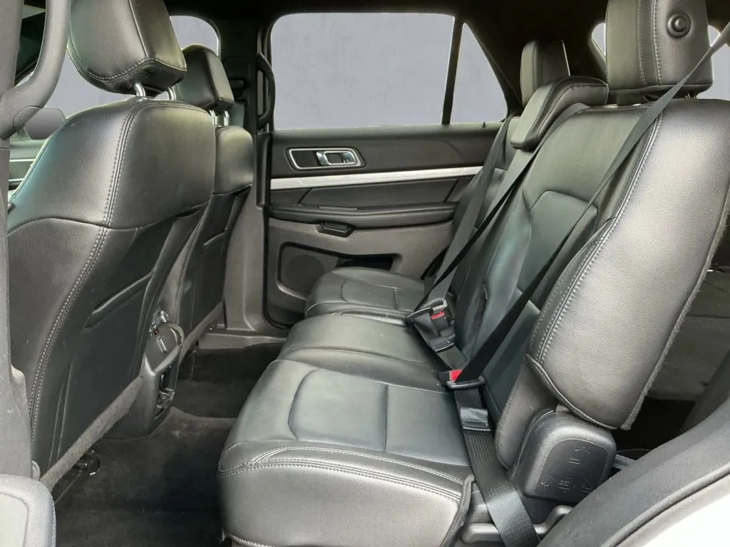 Ford Explorer photo 14