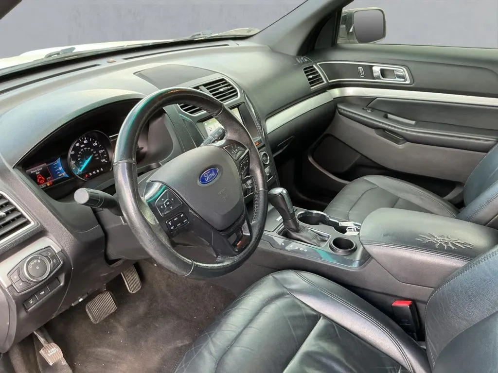 Ford Explorer photo 13