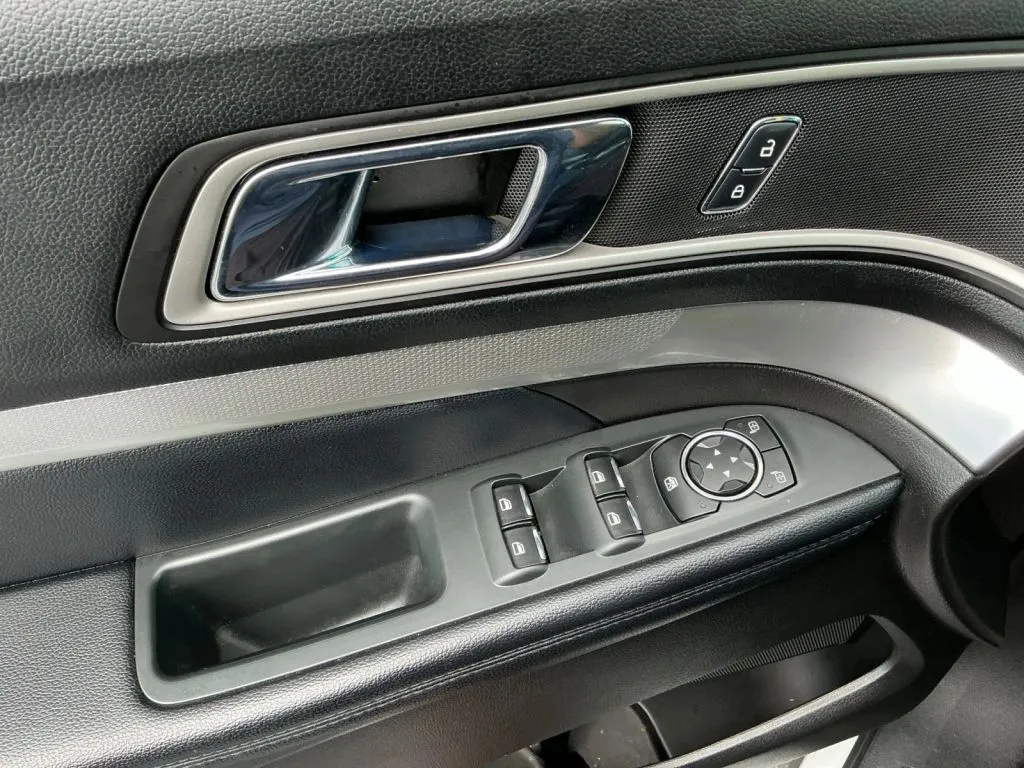 Ford Explorer photo 11