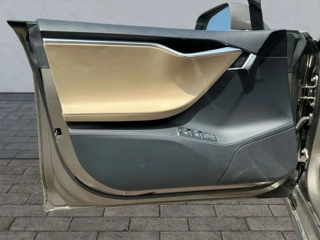 Tesla Model S photo 11