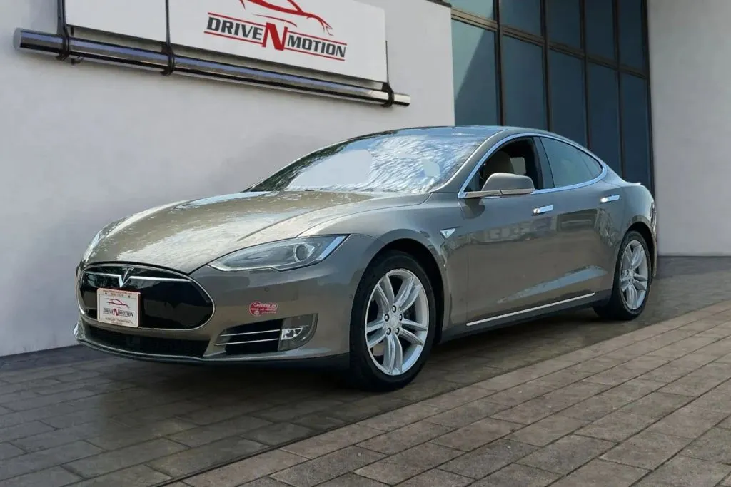 Tesla Model S photo 8