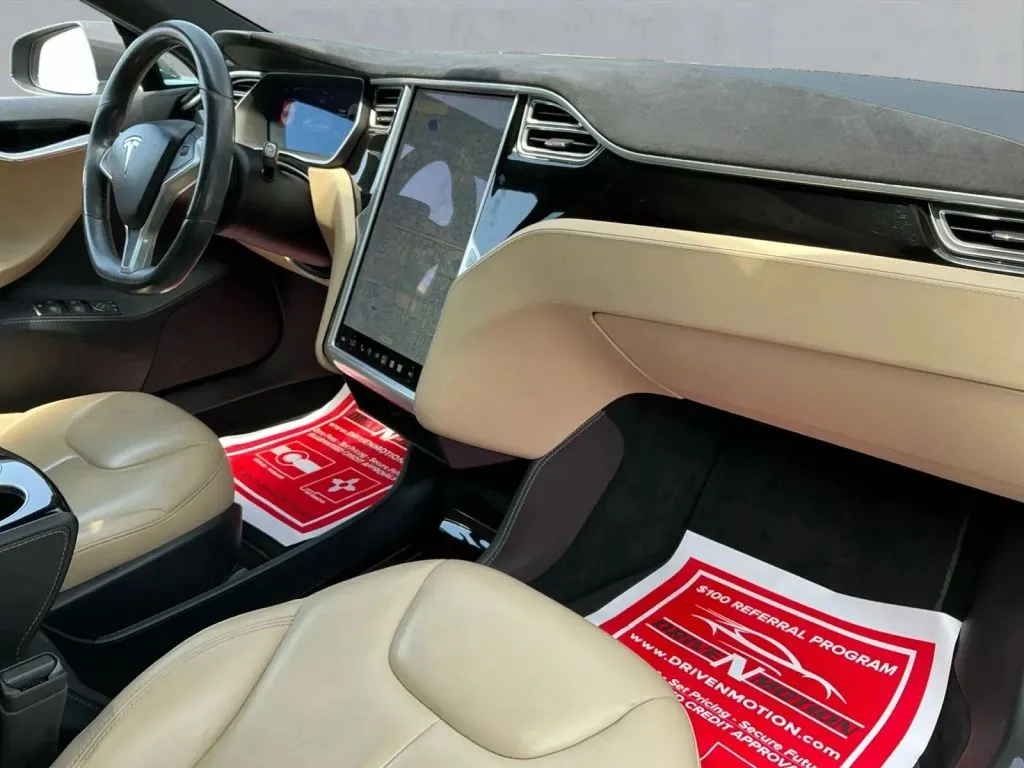 Tesla Model S photo 22