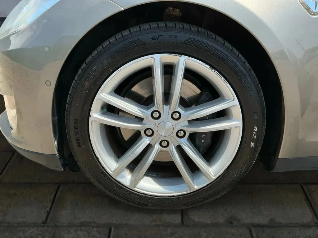 Tesla Model S photo 26