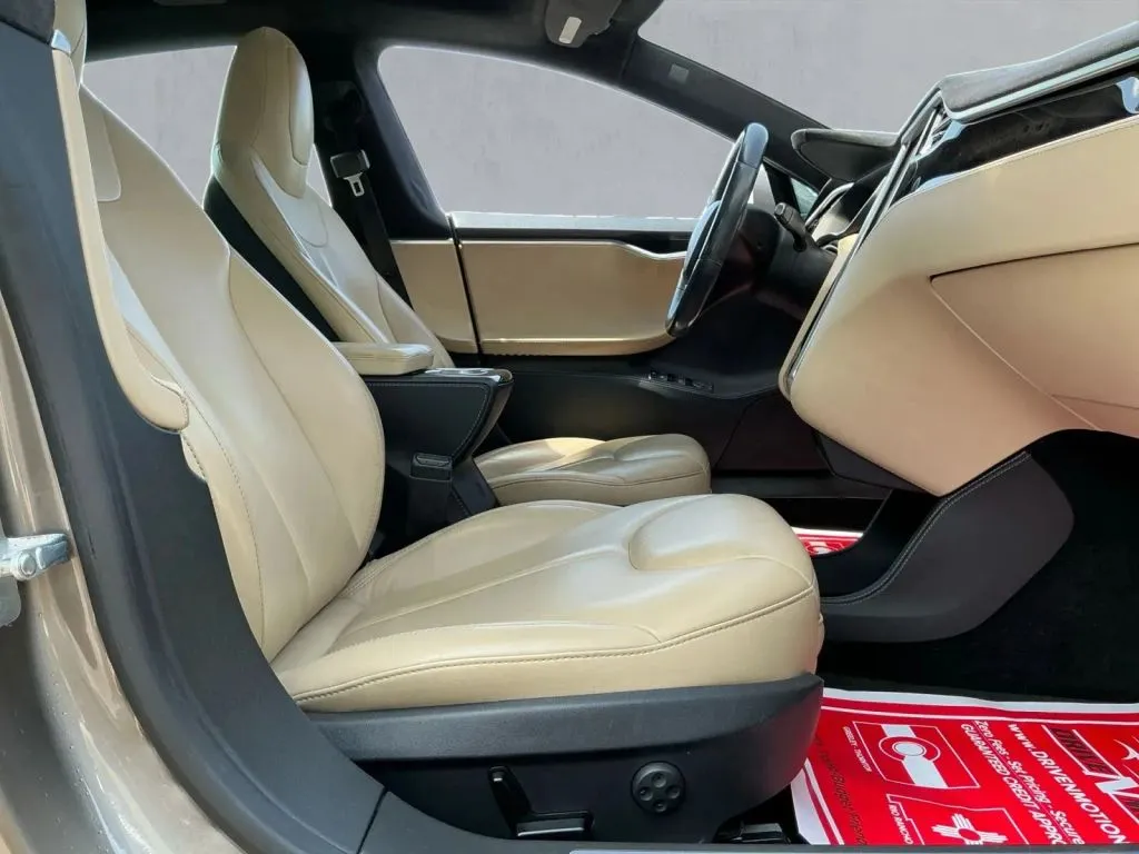 Tesla Model S photo 23