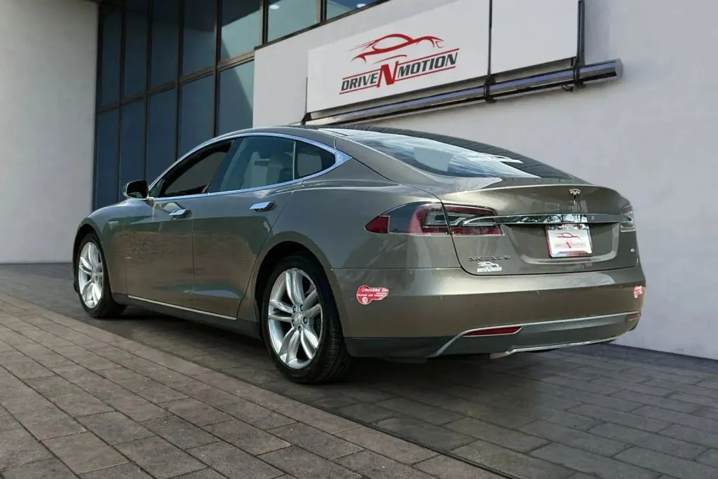 Tesla Model S photo 7