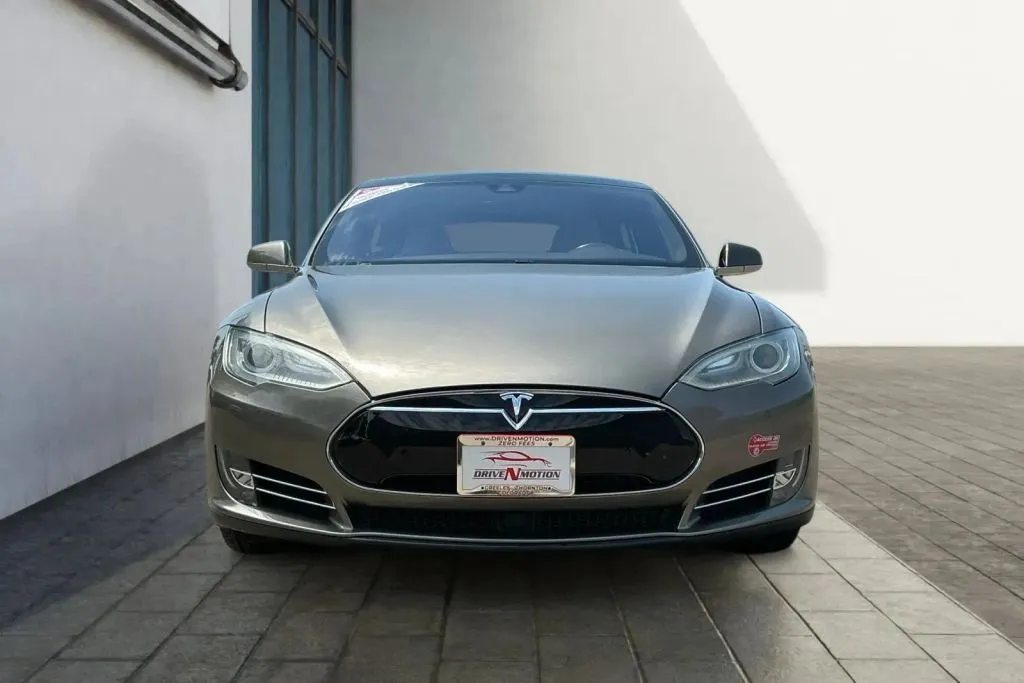 Tesla Model S photo 9
