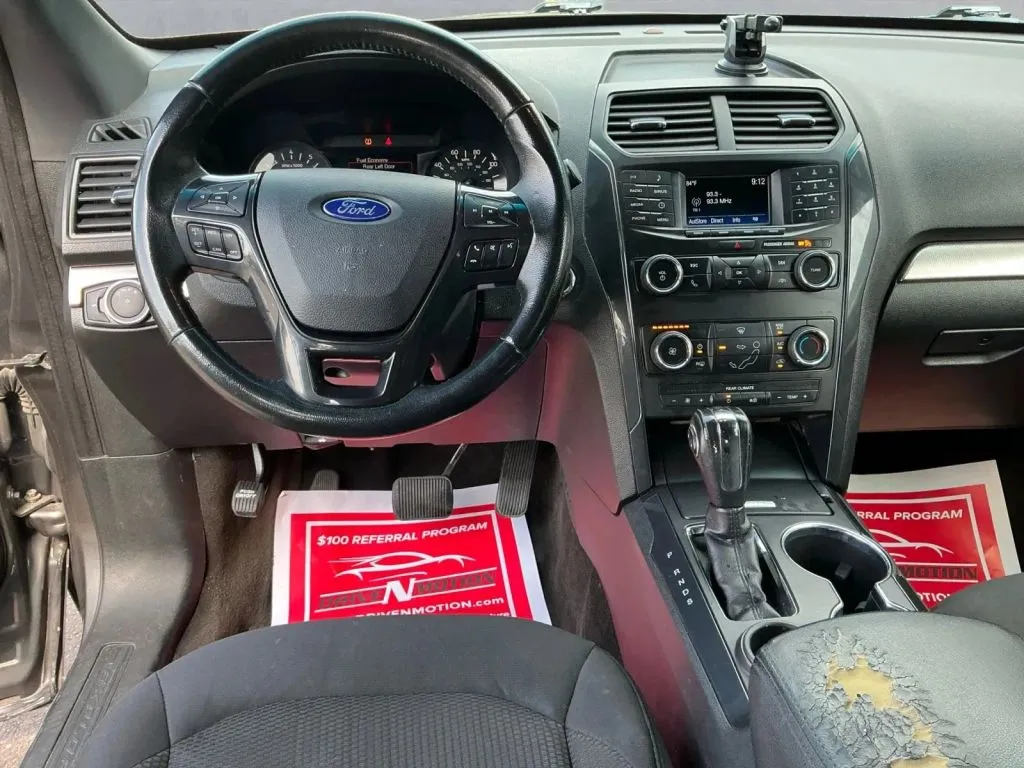 Ford Explorer photo 16