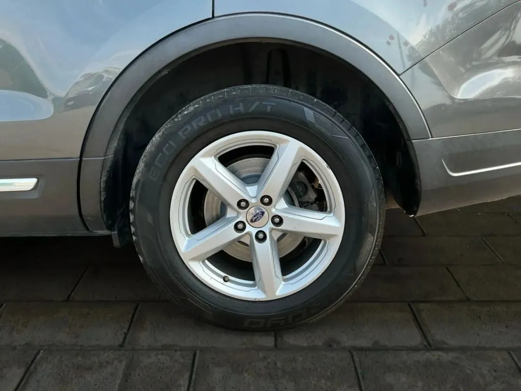 Ford Explorer photo 18