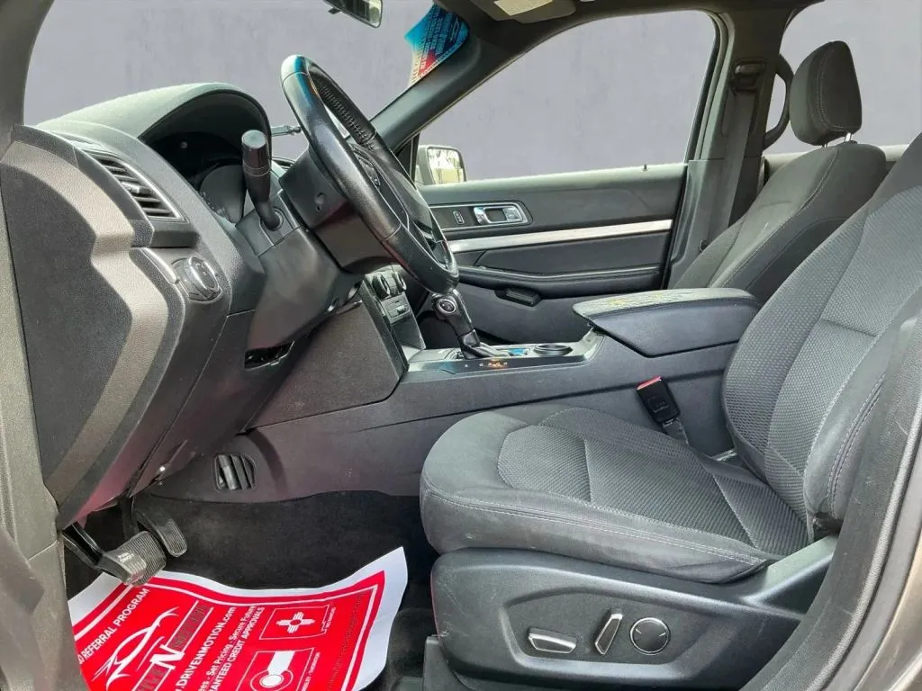 Ford Explorer photo 12