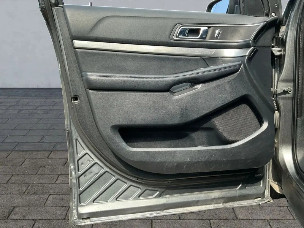 Ford Explorer photo 10