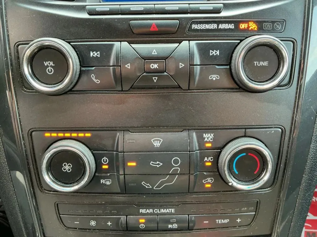 Ford Explorer photo 32