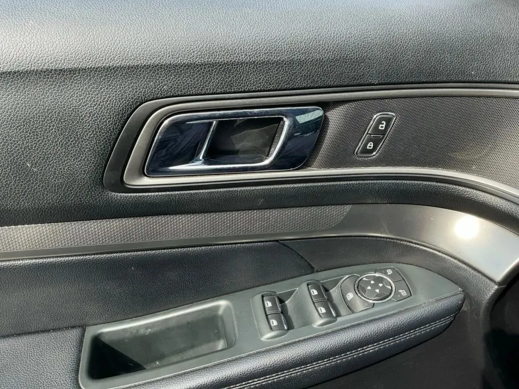 Ford Explorer photo 11