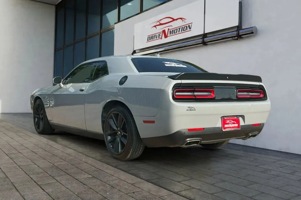 Dodge Challenger photo 6