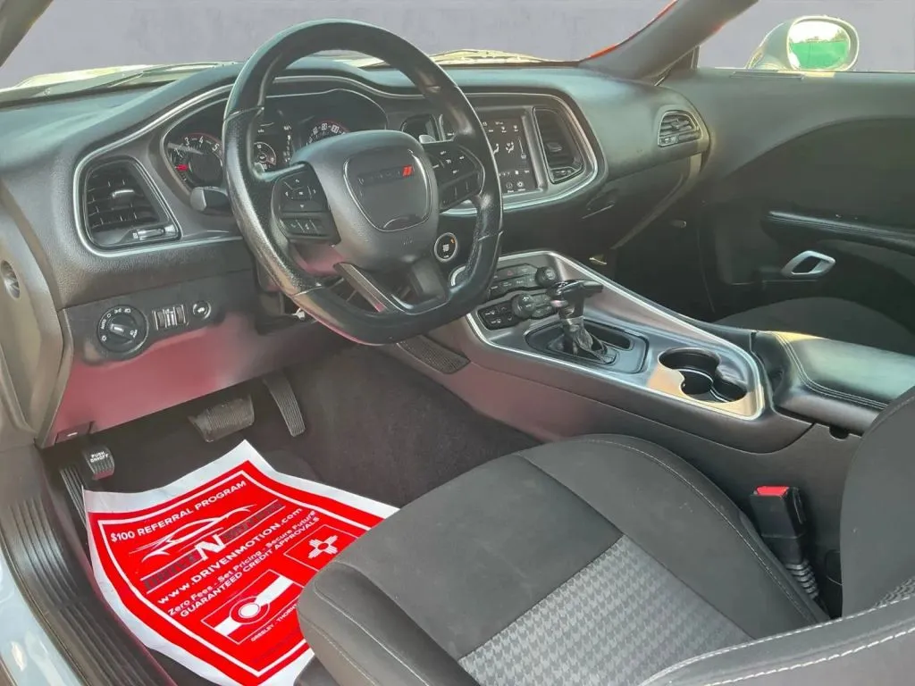 Dodge Challenger photo 13