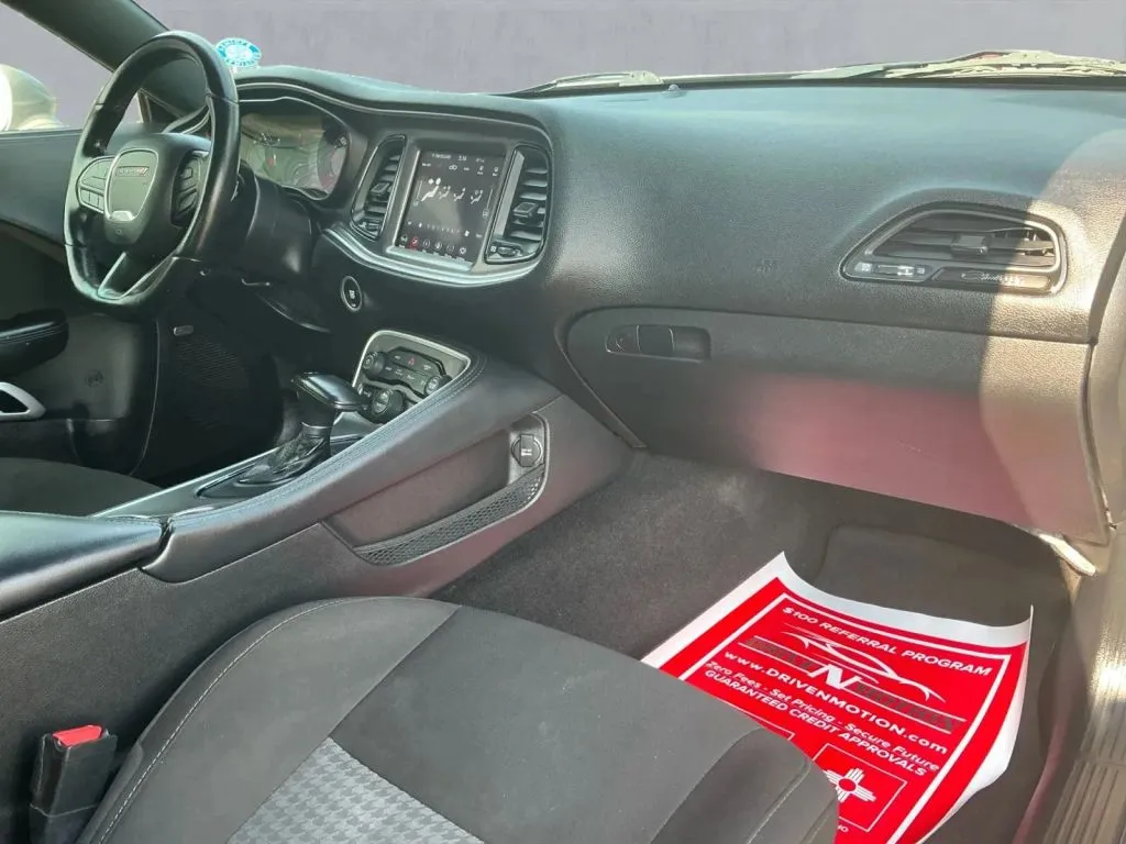 Dodge Challenger photo 19