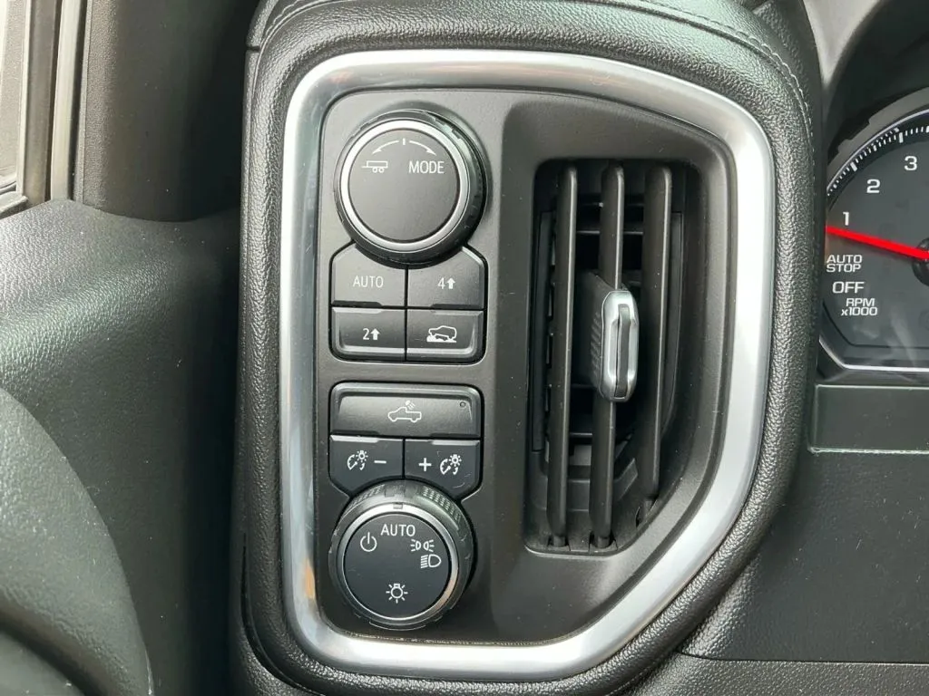 Chevrolet Silverado photo 32