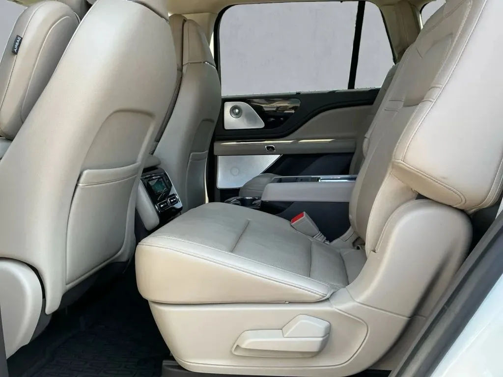 Lincoln Aviator photo 14