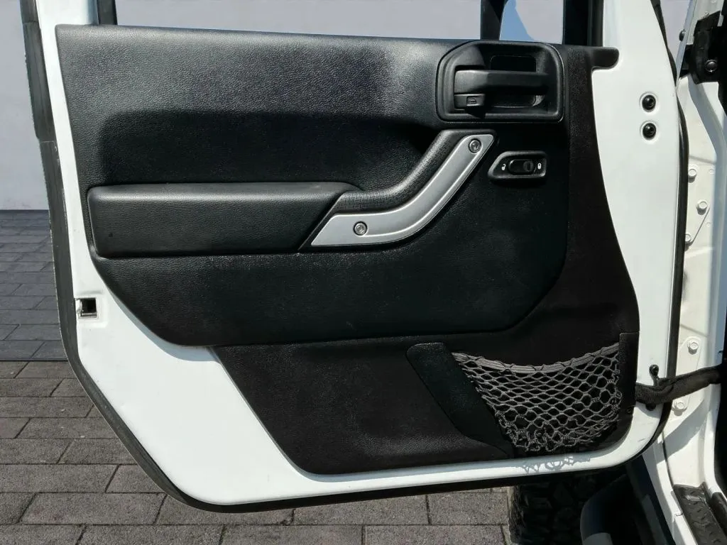 Jeep Wrangler photo 10