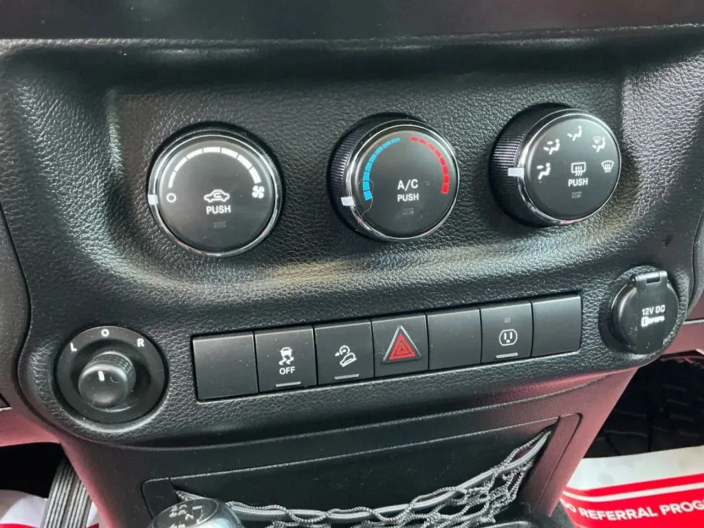 Jeep Wrangler photo 34