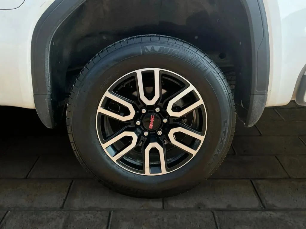 GMC Sierra photo 18
