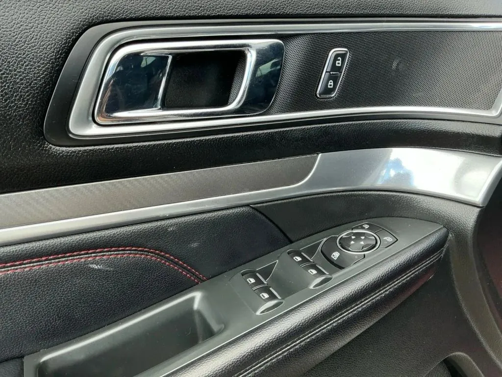 Ford Explorer photo 11