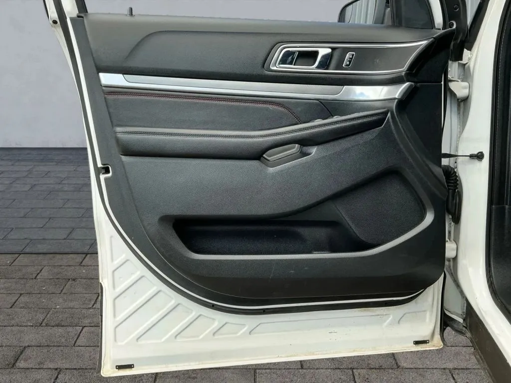 Ford Explorer photo 10