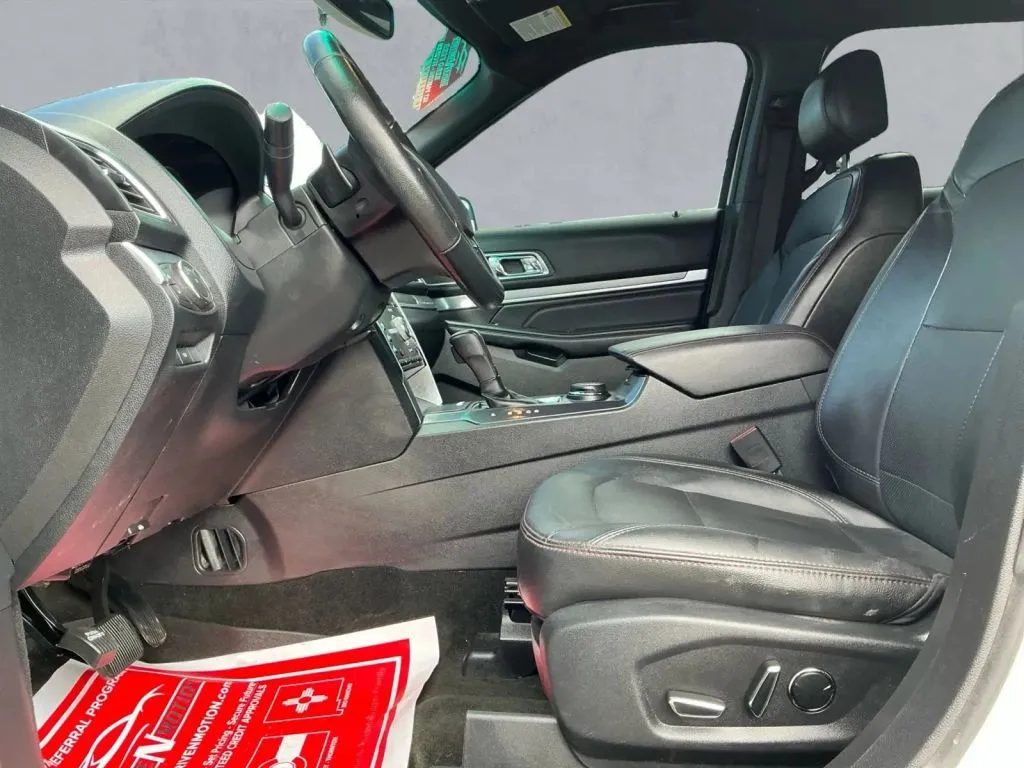 Ford Explorer photo 12