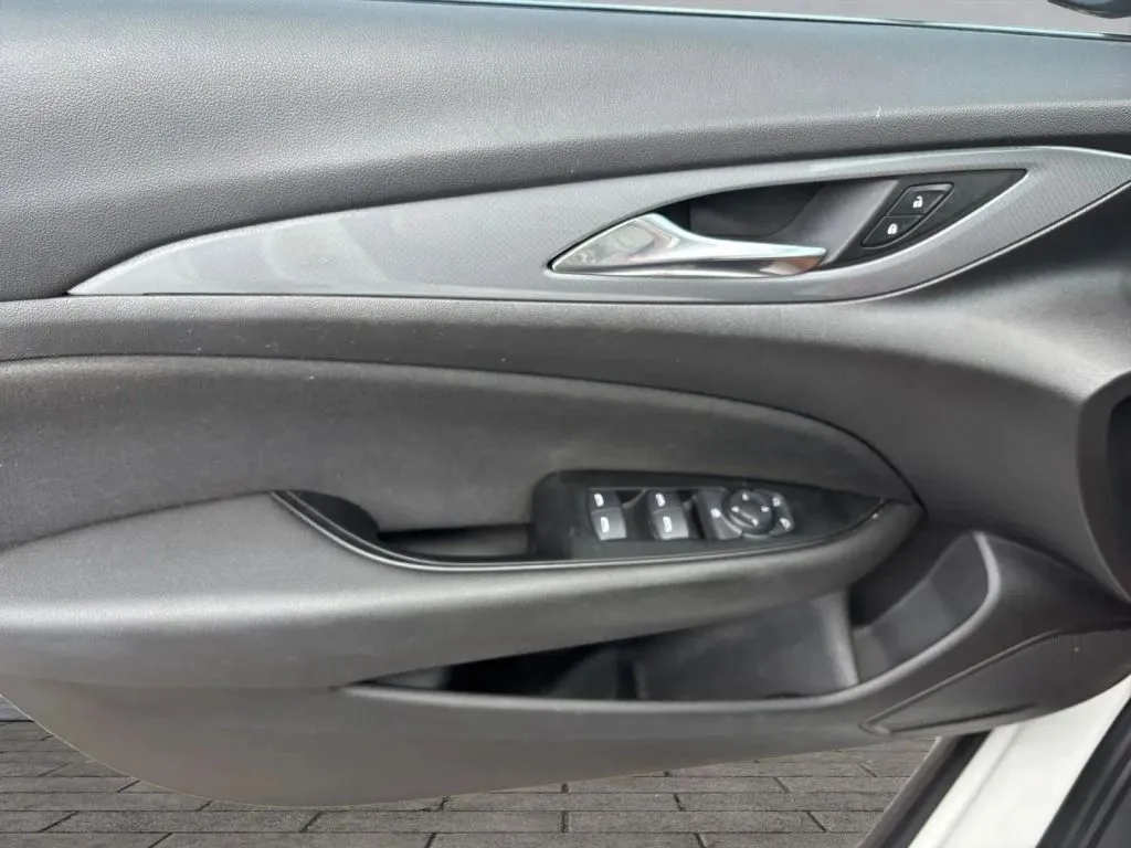 Buick Regal TourX photo 11