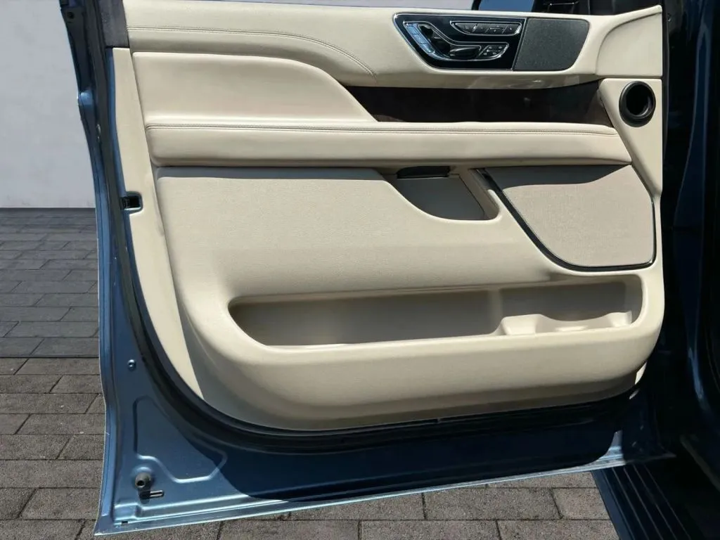 Lincoln Navigator photo 10