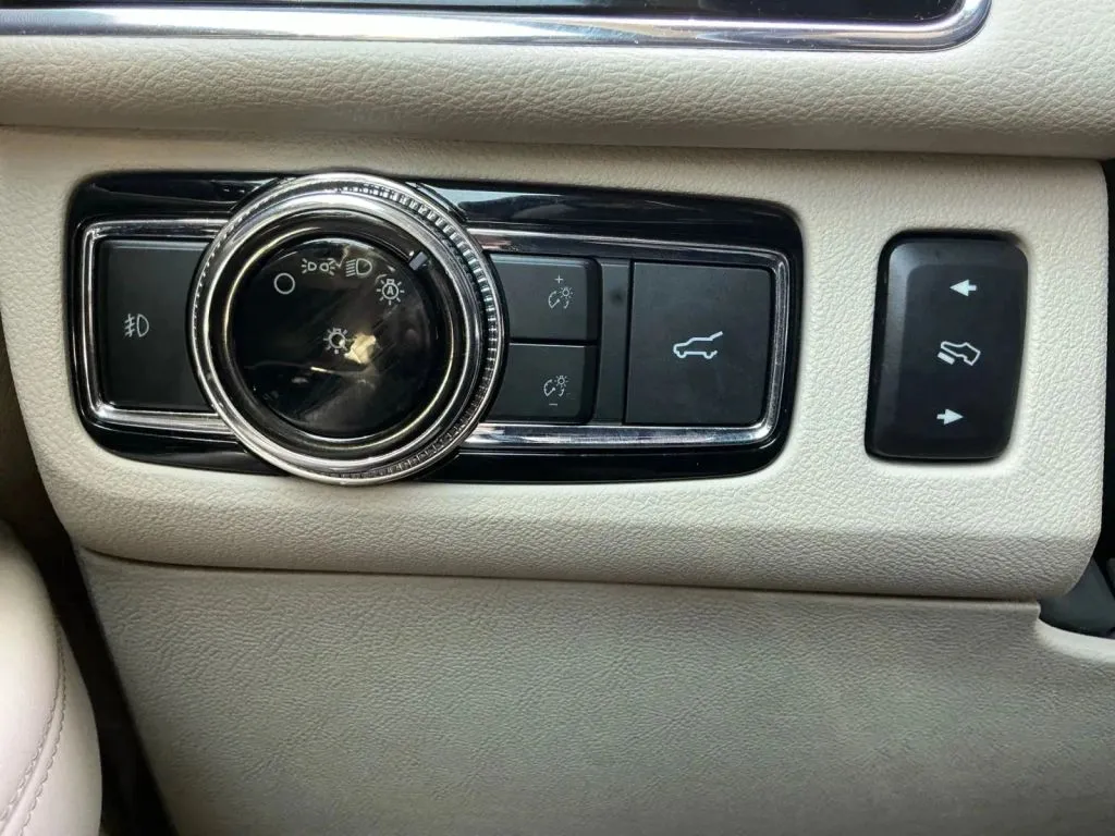 Lincoln Navigator photo 38