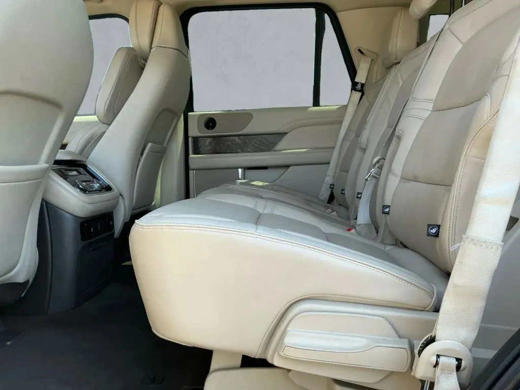 Lincoln Navigator photo 14