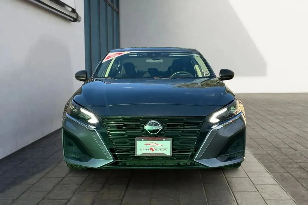 Nissan Altima photo 8
