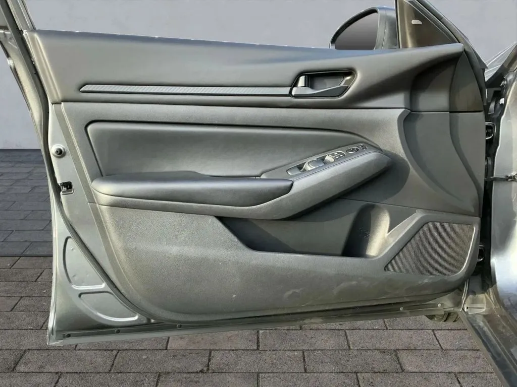 Nissan Altima photo 9