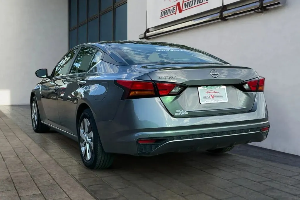 Nissan Altima photo 6