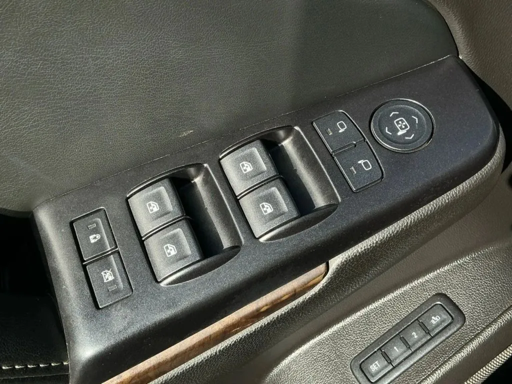 Chevrolet Suburban photo 10