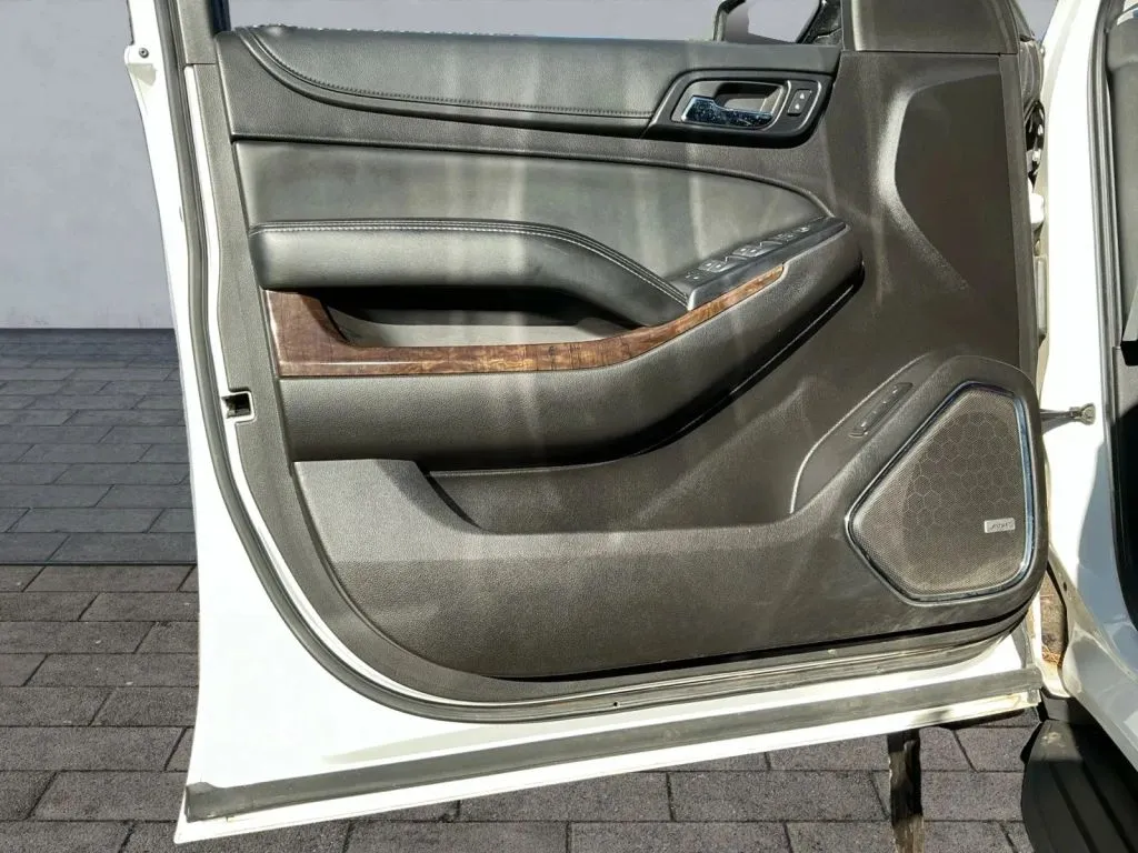 Chevrolet Suburban photo 9