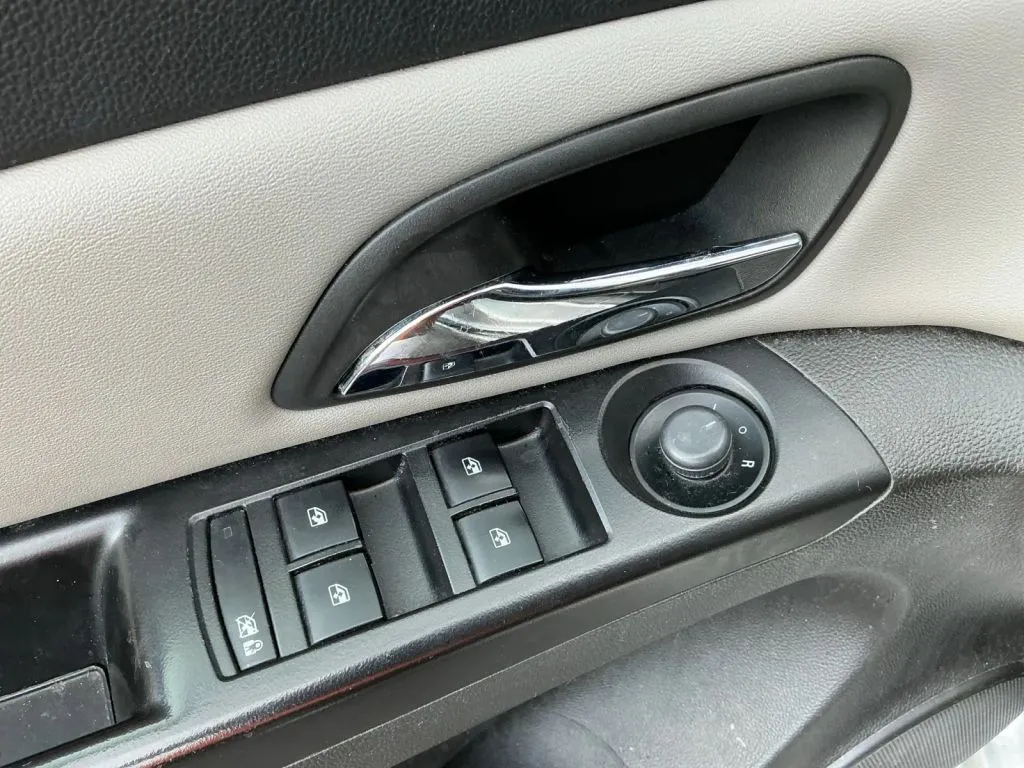 Chevrolet Cruze photo 11