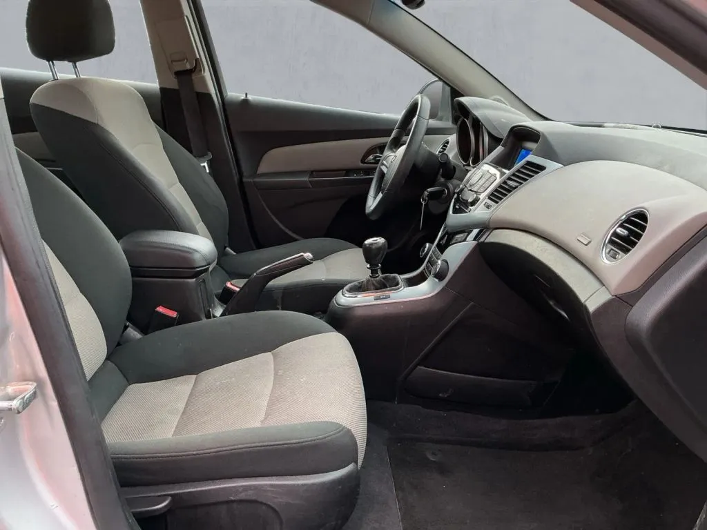 Chevrolet Cruze photo 16