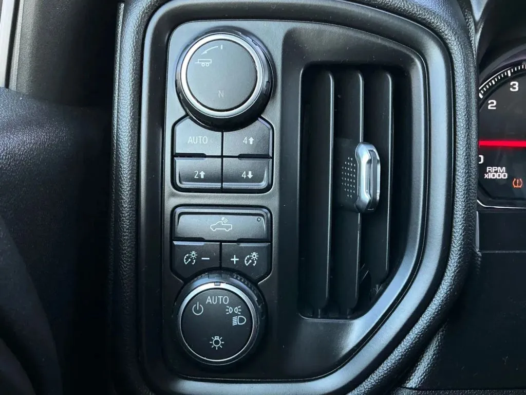 Chevrolet Silverado photo 32