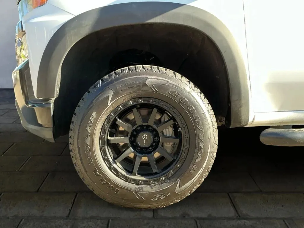 Chevrolet Silverado photo 24
