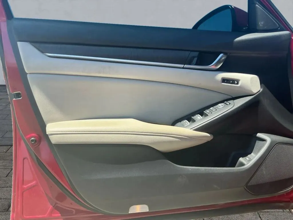 Honda Accord photo 10